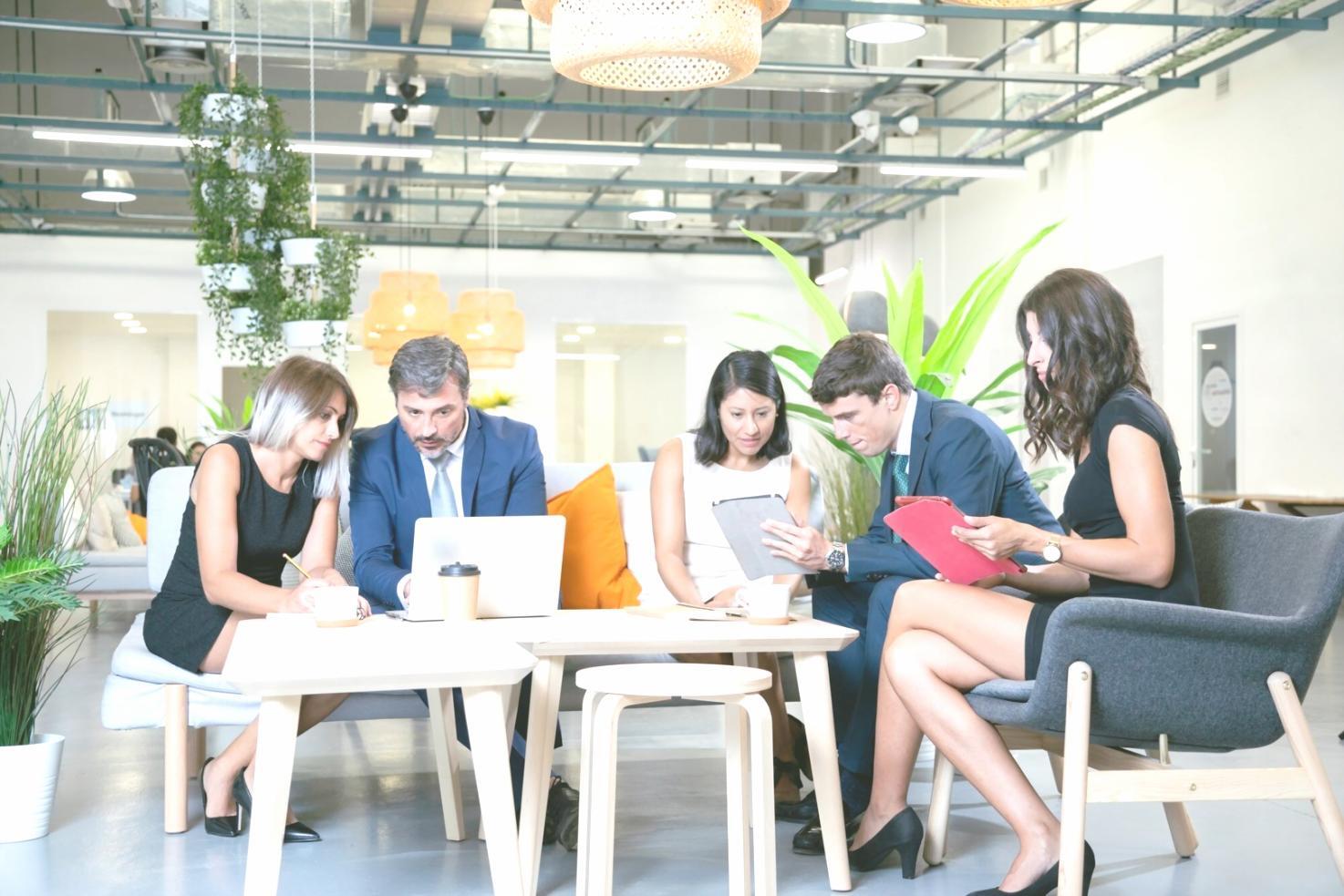 Participantes a trabalhar em exercícios práticos de planeamento financeiro