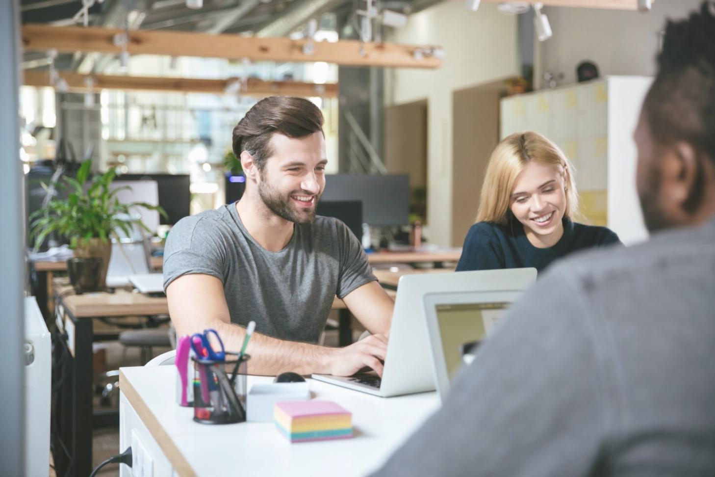 Pessoa organizando finanças pessoais com documentos e calculadora