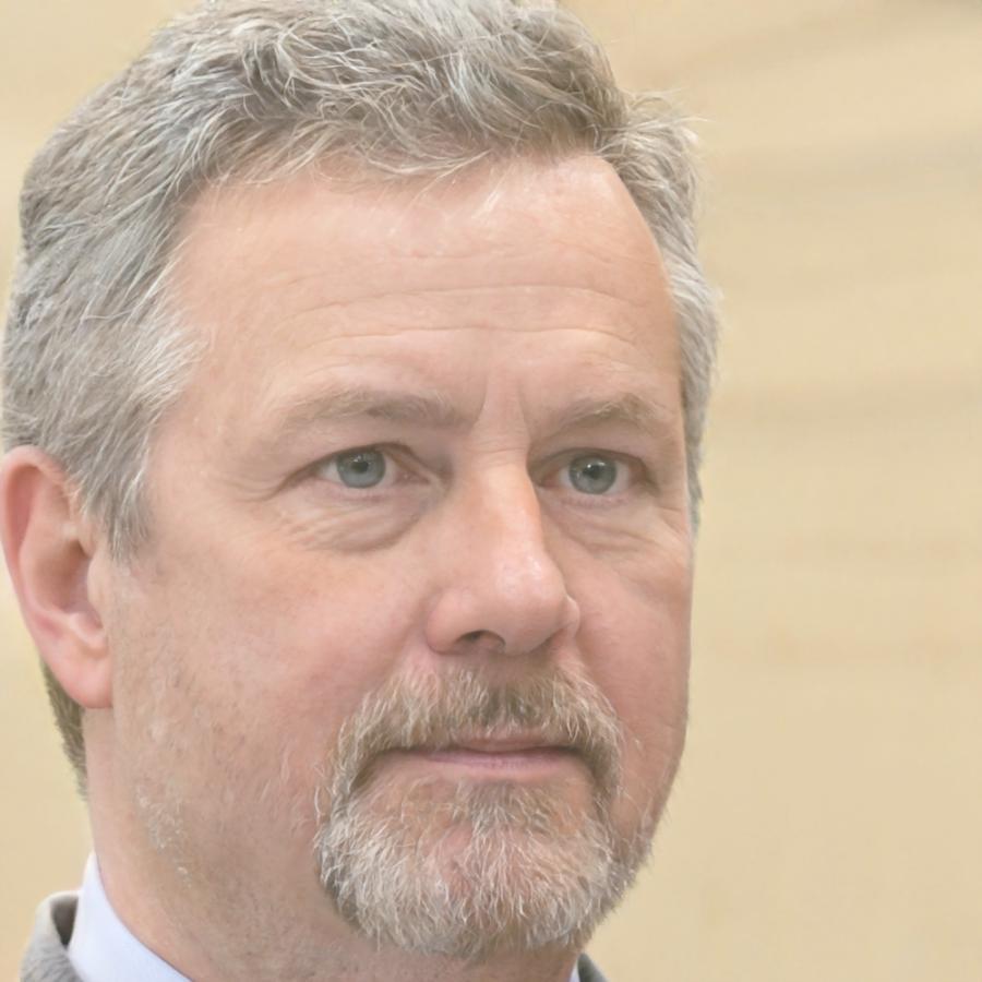 Retrato de Tomás Valente, coordenador educativo do programa de literacia financeira