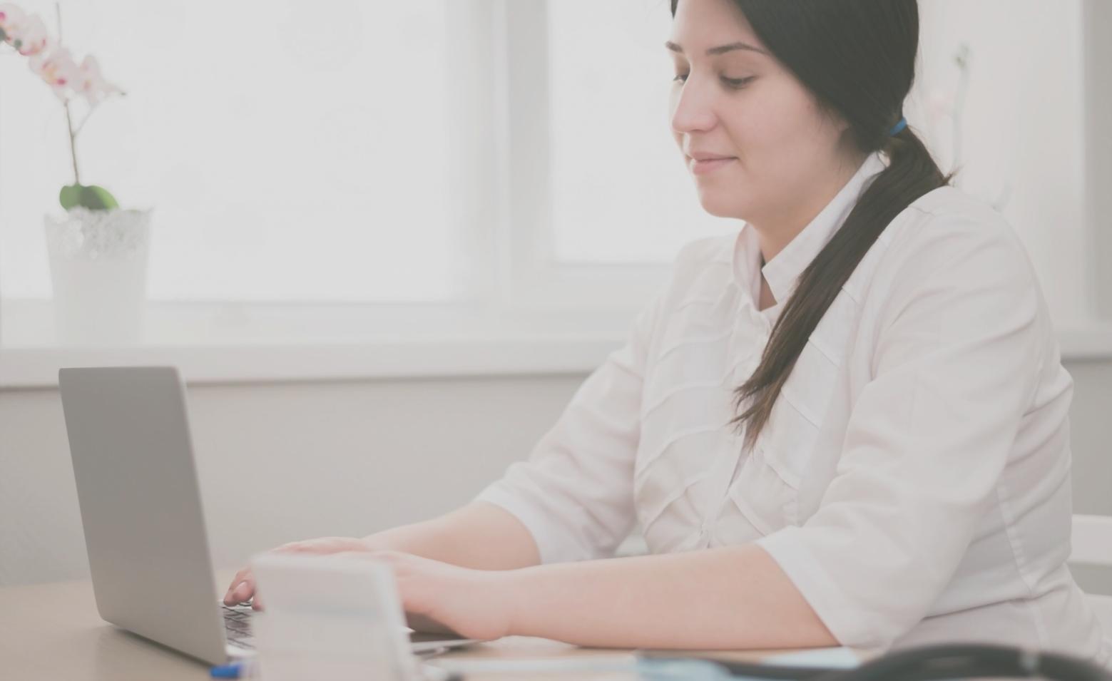Sessão de formação em ambiente descontraído onde participantes discutem estratégias financeiras